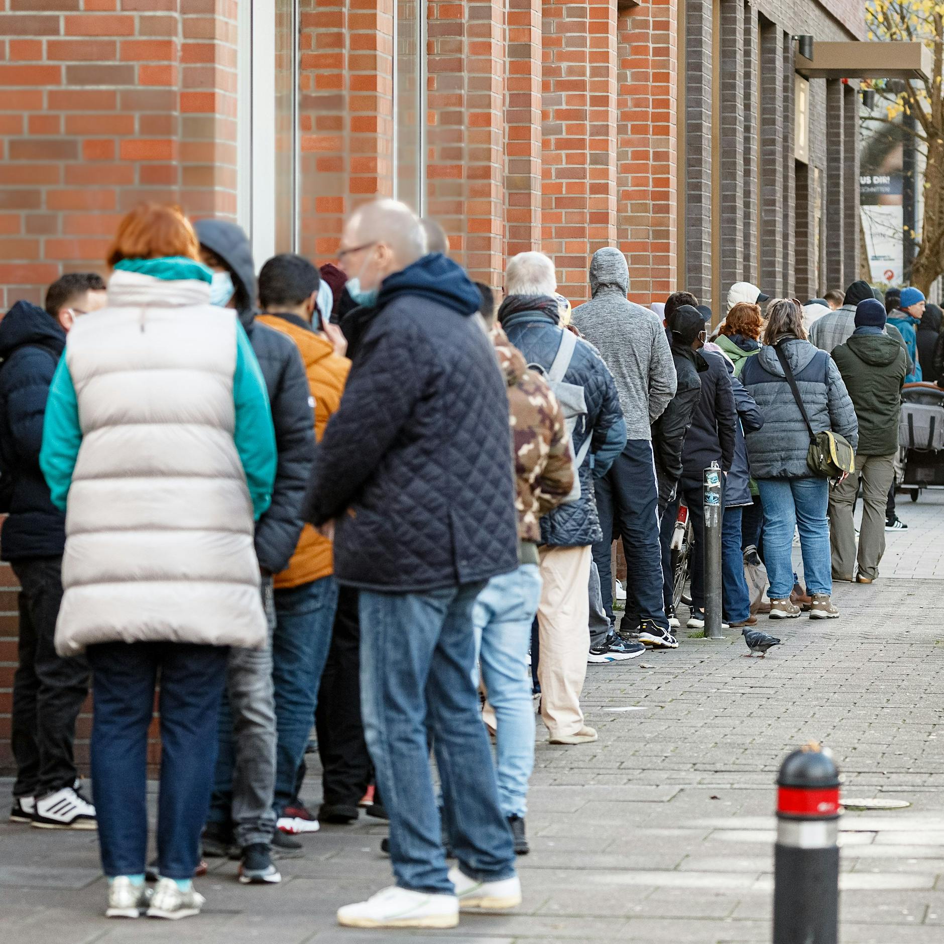 Peinliche Panne: Hamburg vergisst, Impfzentrum zu öffnen – 250 Impfwillige stehen im Regen!