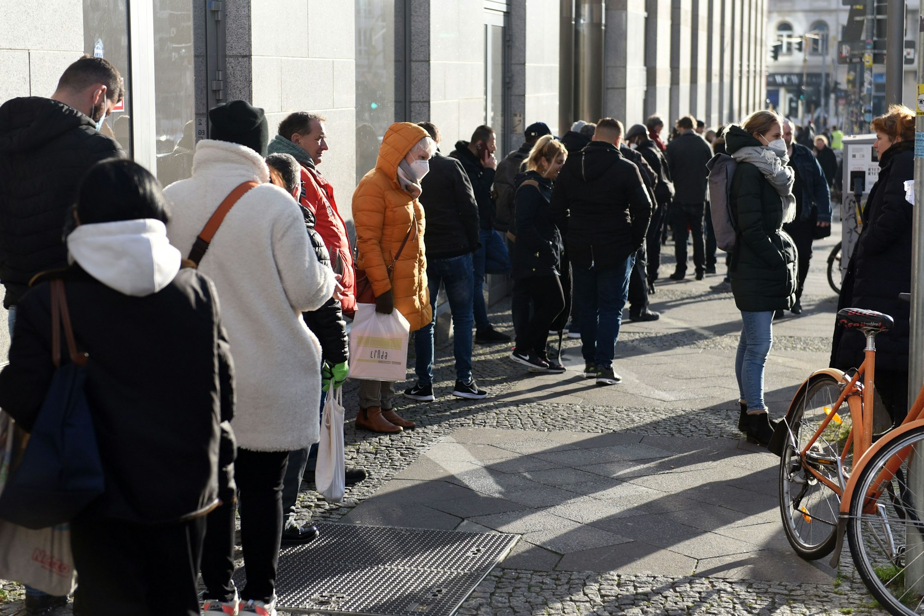 Nachdem Ende 2020 die ersten Impfstoffe gegen Corona einsatzbereit waren, standen die Berliner häufig vor den Impfzentren Schlange.