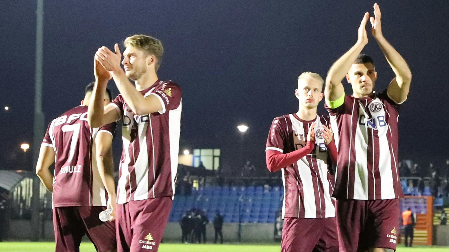 Applaus für die Fans: Die BFC-Spieler Michael Blum, Jan-Pelle Hoppe und Andreas Pollasch bedanken sich für die Unterstützung gegen die VSG Altglienicke.
