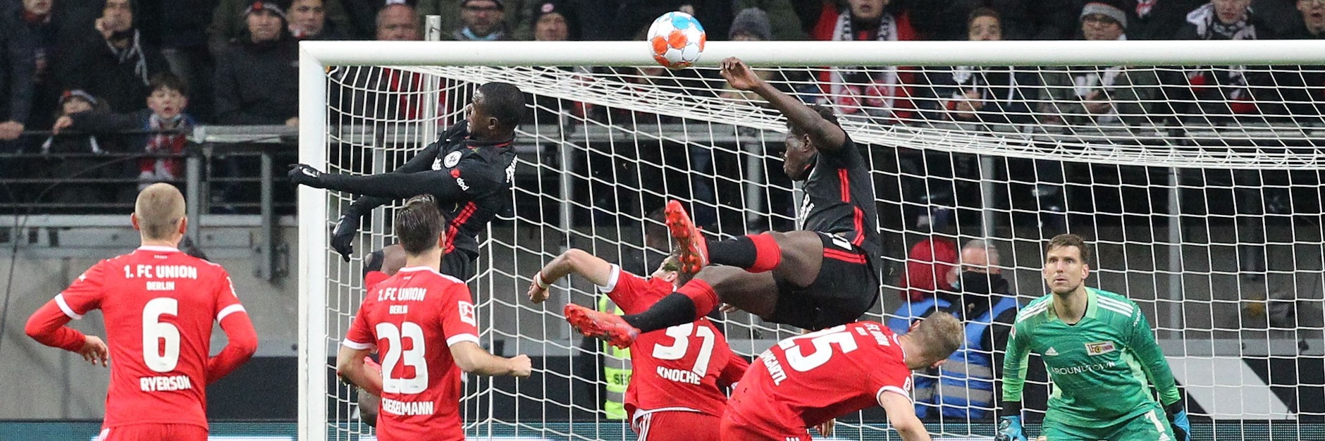 Evan Ndicka (l.) nickte mit seinem Schädel zum 2:1 gegen den 1. FC Union in der 95. Minute ein.