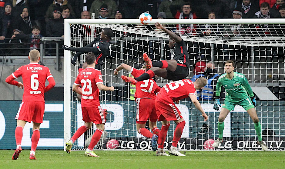 Evan Ndicka (l.) nickte mit seinem Schädel zum 2:1 gegen den 1. FC Union in der 95. Minute ein.