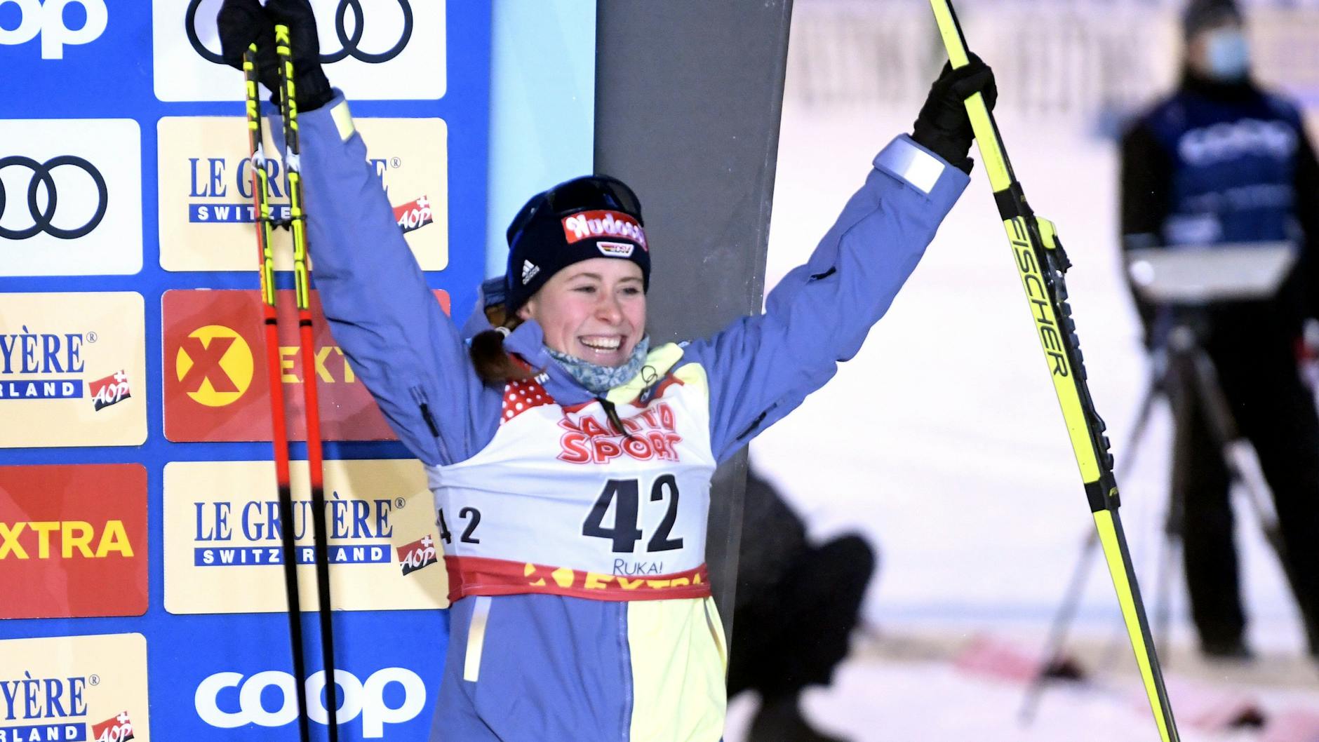 Platz drei zum Auftakt: Katharina Hennig aus Oberwiesenthal jubelt.