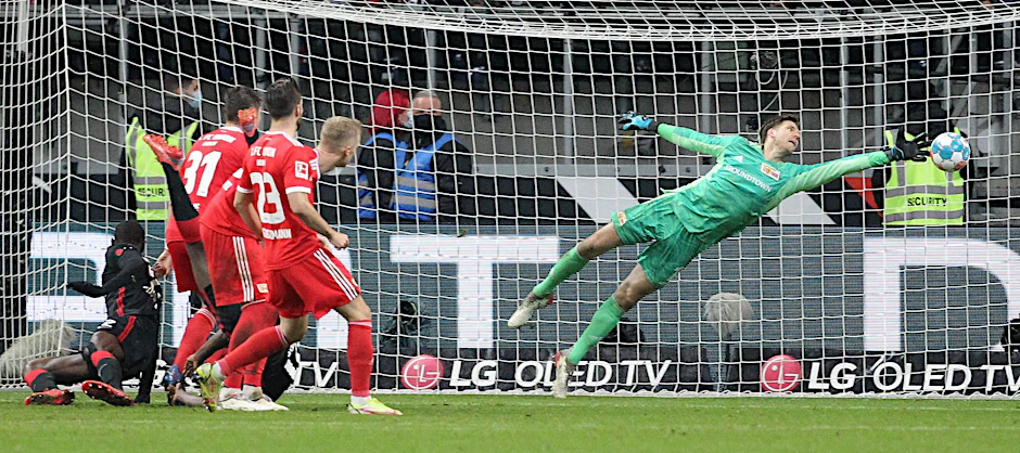 Union-Torwart Andreas Luthe konnte das späte Tor von Evan Ndicka in der Nachspielzeit nicht vermeiden.