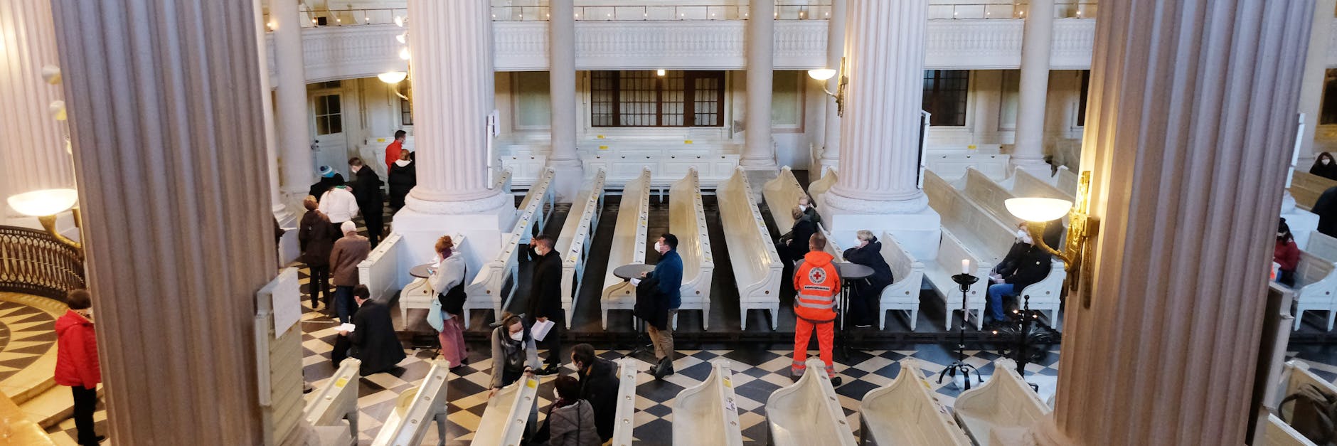 Menschen stehen in der Leipziger Nikolaikirche für ihre Impfung an. Verschiedene sächsische Kirchen haben am 28.11.2021 Impftermine angeboten.