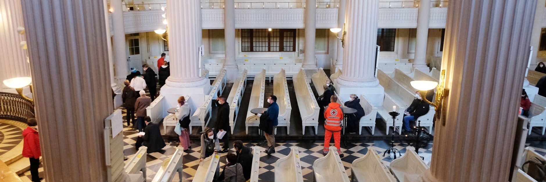Menschen stehen in der Leipziger Nikolaikirche für ihre Impfung an. Verschiedene sächsische Kirchen haben am 28.11.2021 Impftermine angeboten.