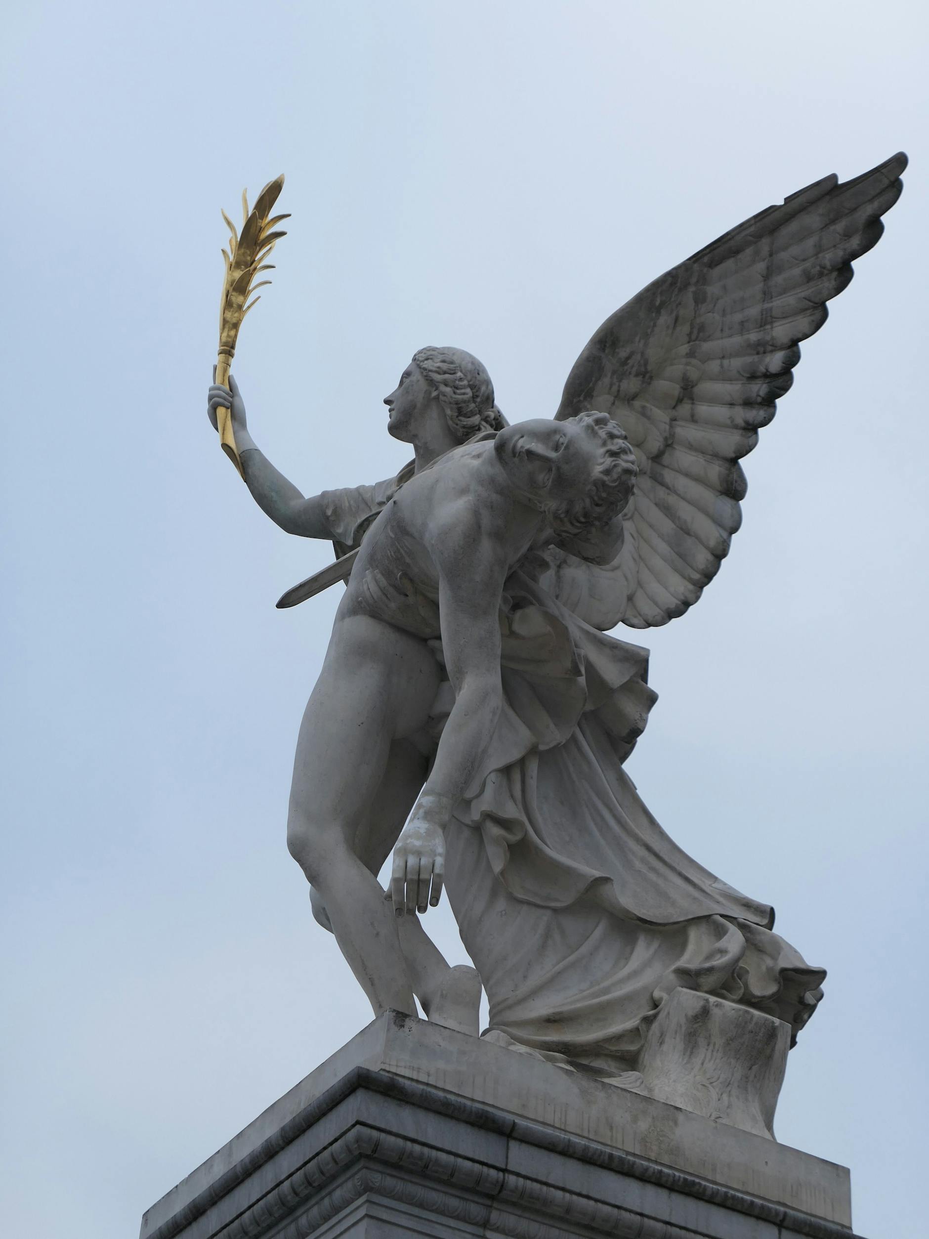 Der gefallene Krieger, den die Siegesgöttin Nike auf den Olymp trägt: Sie könnten eine Gesichtswäsche vertragen. 