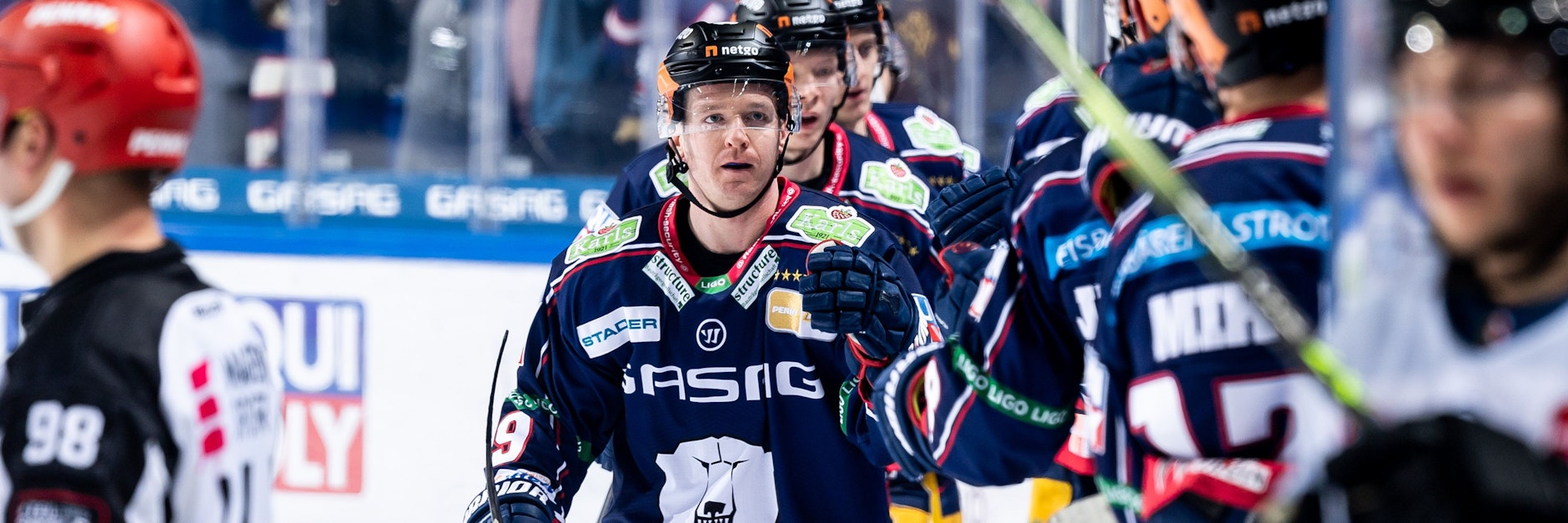Einziger Lichtblick gegen die Nürnberg Ice Tigers: Eisbär Mark Zengerle darf nach seinem ersten Saisontor mit den Kollegen abklatschen.