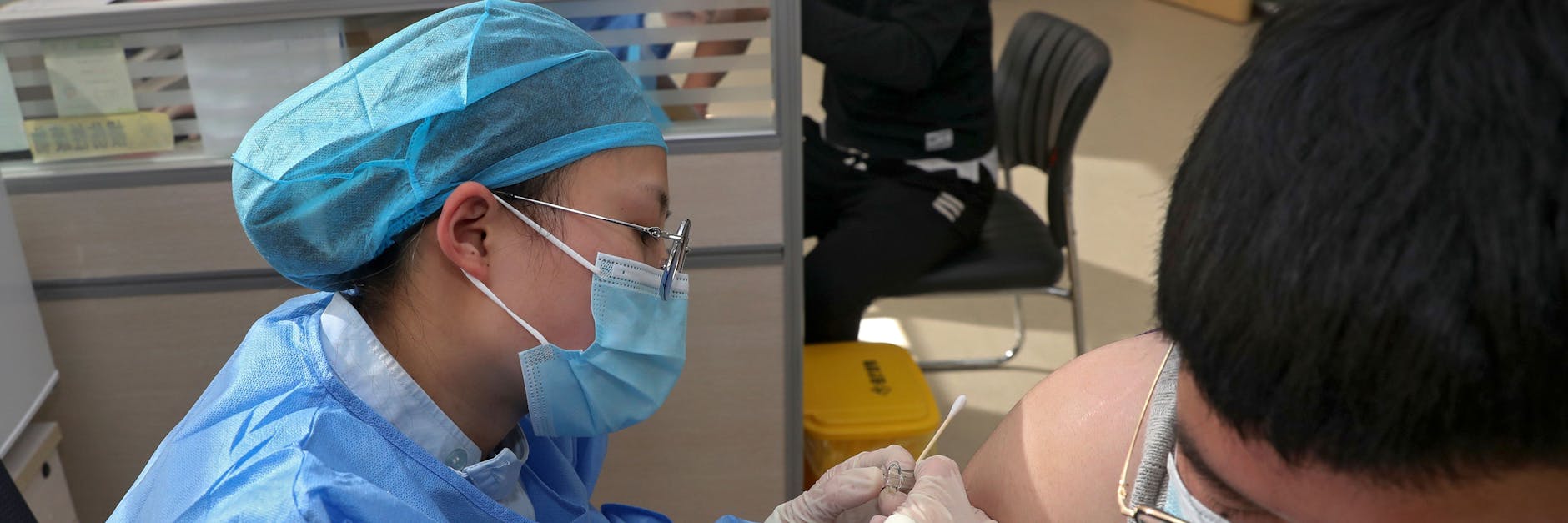 Eine medizinische Fachkraft verabreicht in Peking eine Dosis des chinesischen Impfstoffs Sinopharm.