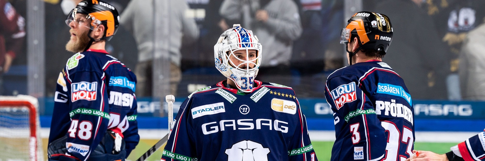 Die Enttäuschung nach dem 1:3 gegen die Nürnberg Ice Tigers ist den Eisbären (v.l.) Nicholas Jensen, Mathias Niederberger und Leo Pföderl deutlich anzusehen. 