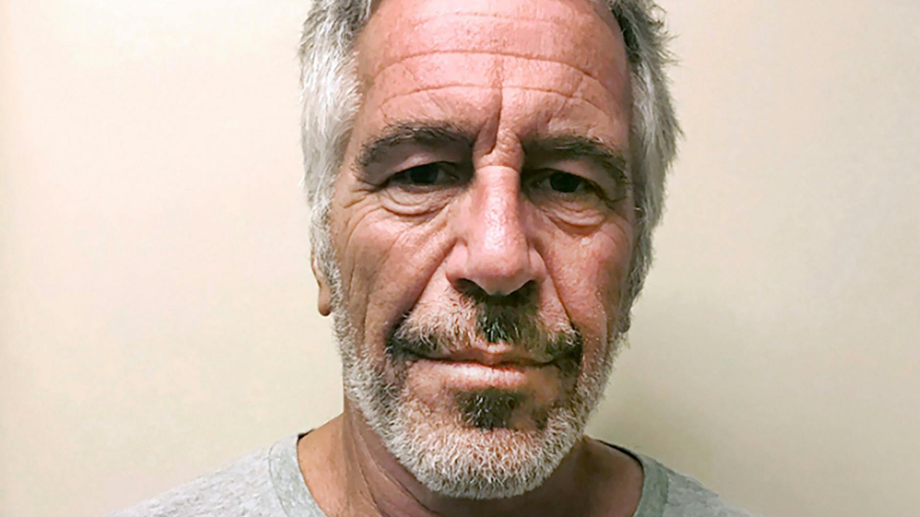 Jeffrey Epstein soll laut Obduktionsbericht im Gefängnis Suizid begangen haben. 