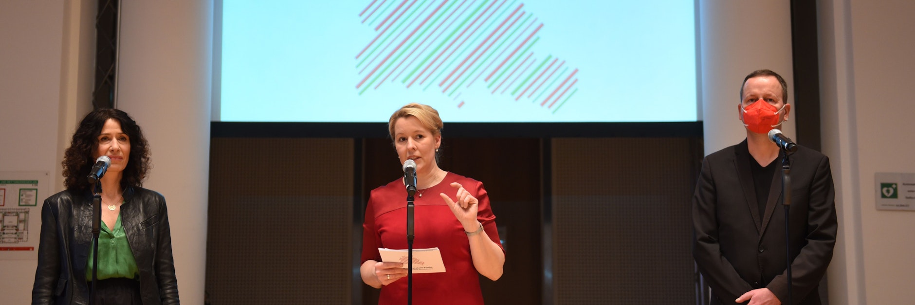 Vorstellung des Koalitionsvertrag zwischen SPD, Grüne und Linke im Berliner Abgeordnetenhaus. Bettina Jarasch, Franziska Giffey, Klaus Lederer (v. li.)