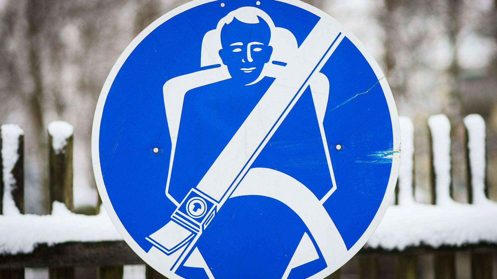 Anschnallen, bitte! Beim Fahren ohne Gurt, auch auf dem Rücksitz, werden Autofahrer und -insassen zur Kasse gebeten. 