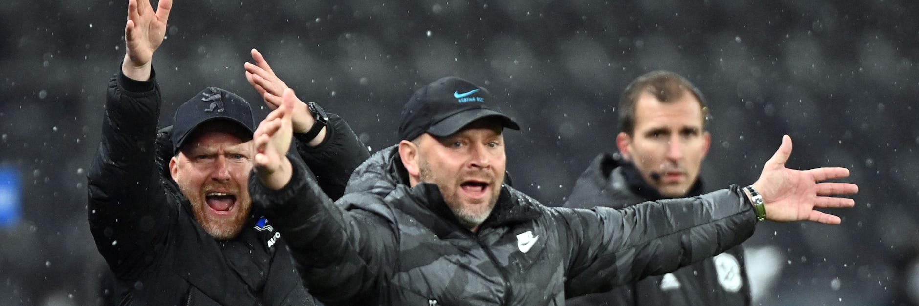 Hertha-Trainer Pal Dardai stand gegen Augsburg das letzte Mal an der Seitenlinie, wurde zusammen mit Co-Trainer „Zecke“ Neuendorf (l.) am Montag entlassen.