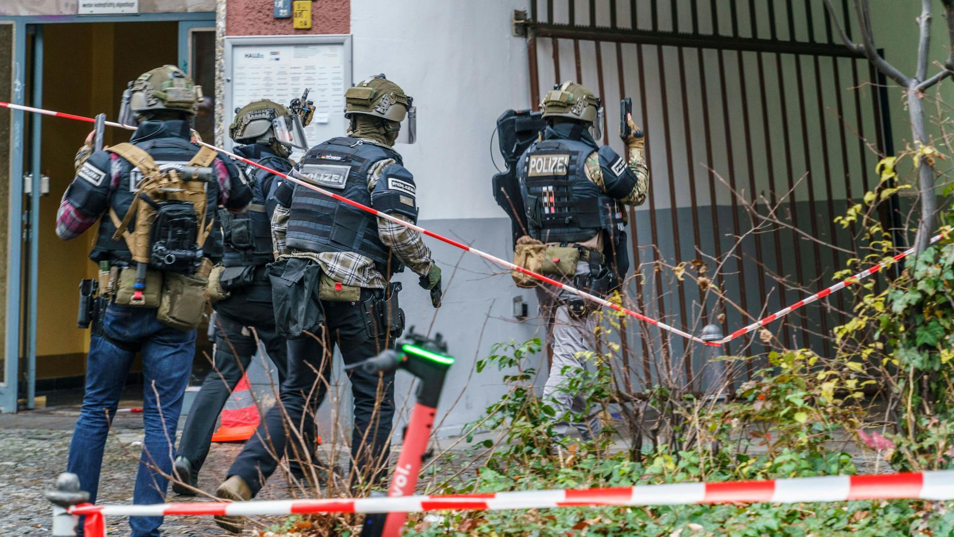Schwer bewaffnete SEK-Beamte stürmen ein Haus in Berlin (Symbolbild).
