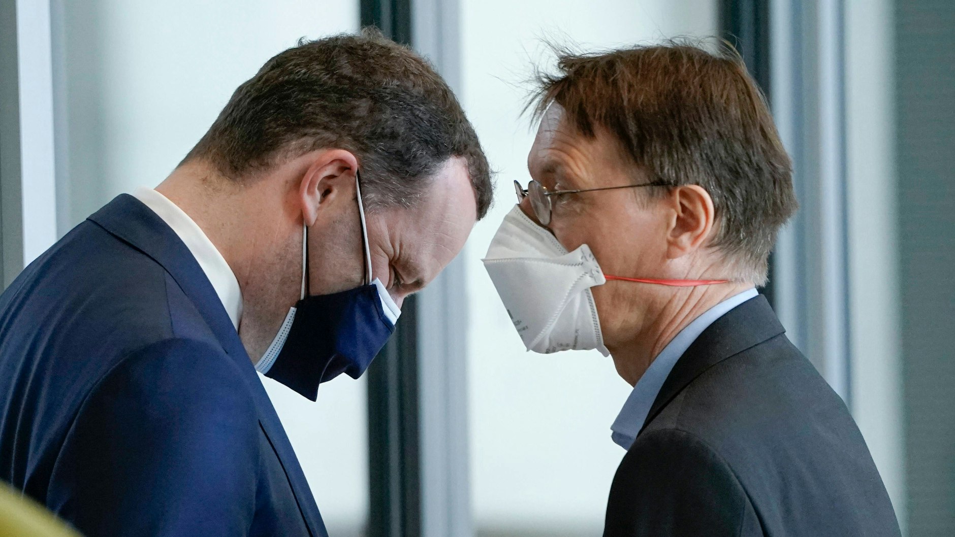 Der scheidende Gesundheitsminister, Jens Spahn, und der vielleicht zukünftige, Karl Lauterbach.