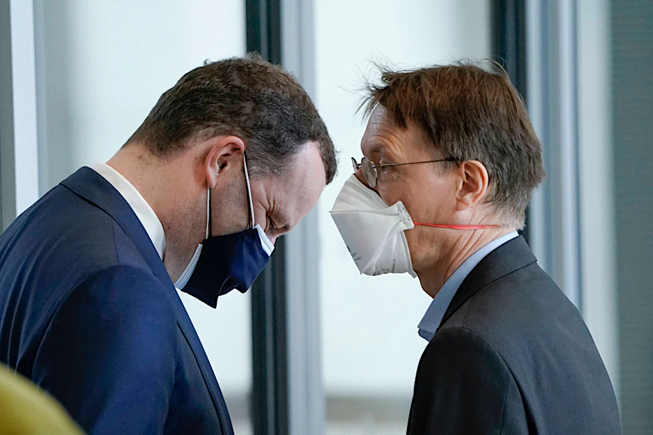 Der scheidende Gesundheitsminister, Jens Spahn, und der vielleicht zukünftige, Karl Lauterbach.