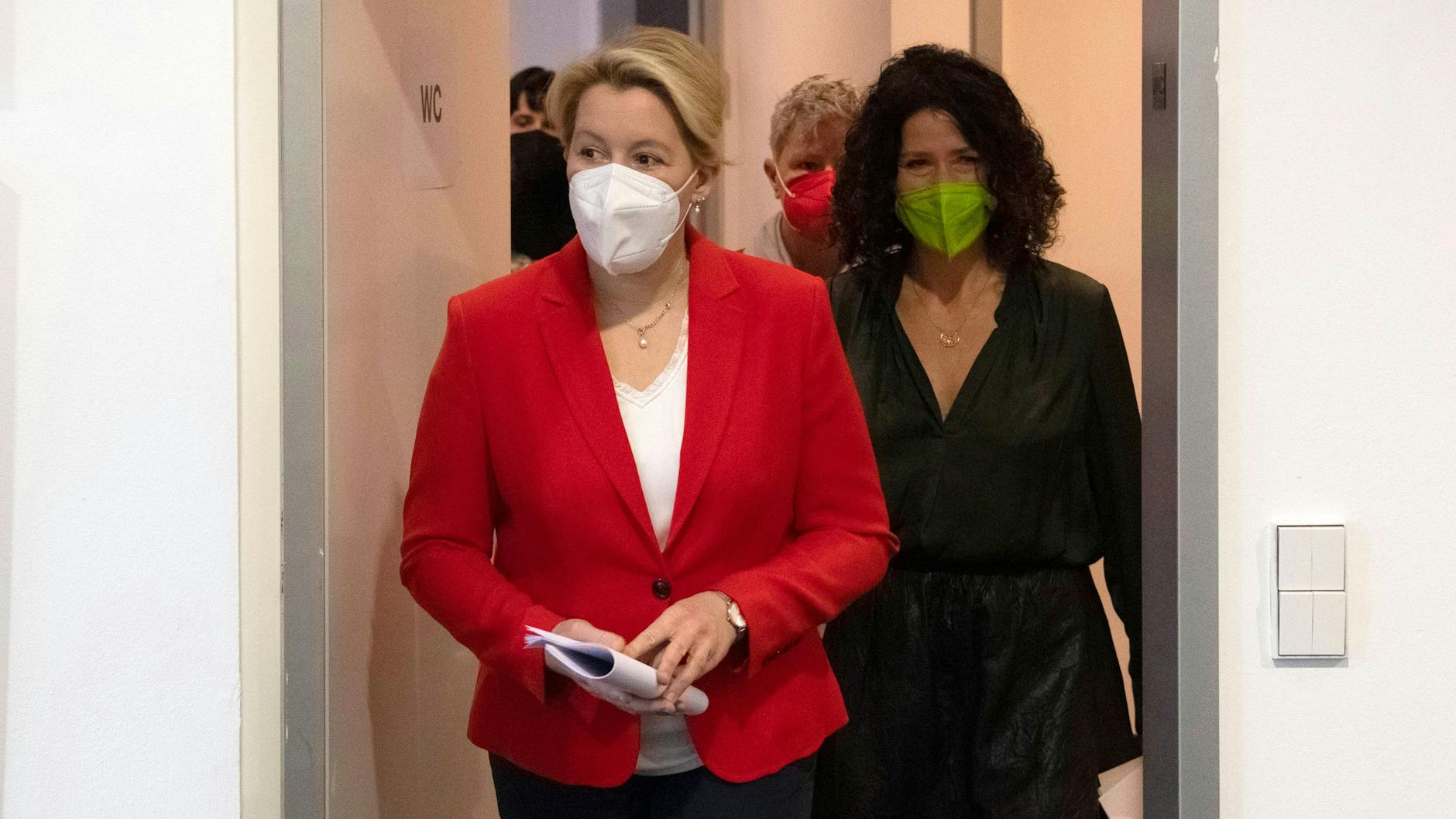 Die künftige Bürgermeisterin Franziska Giffey (SPD) mit Grünen-Spitzenkandidatin Bettina Jarasch (Archivbild). Jarasch soll Verkehrssenatorin werden.