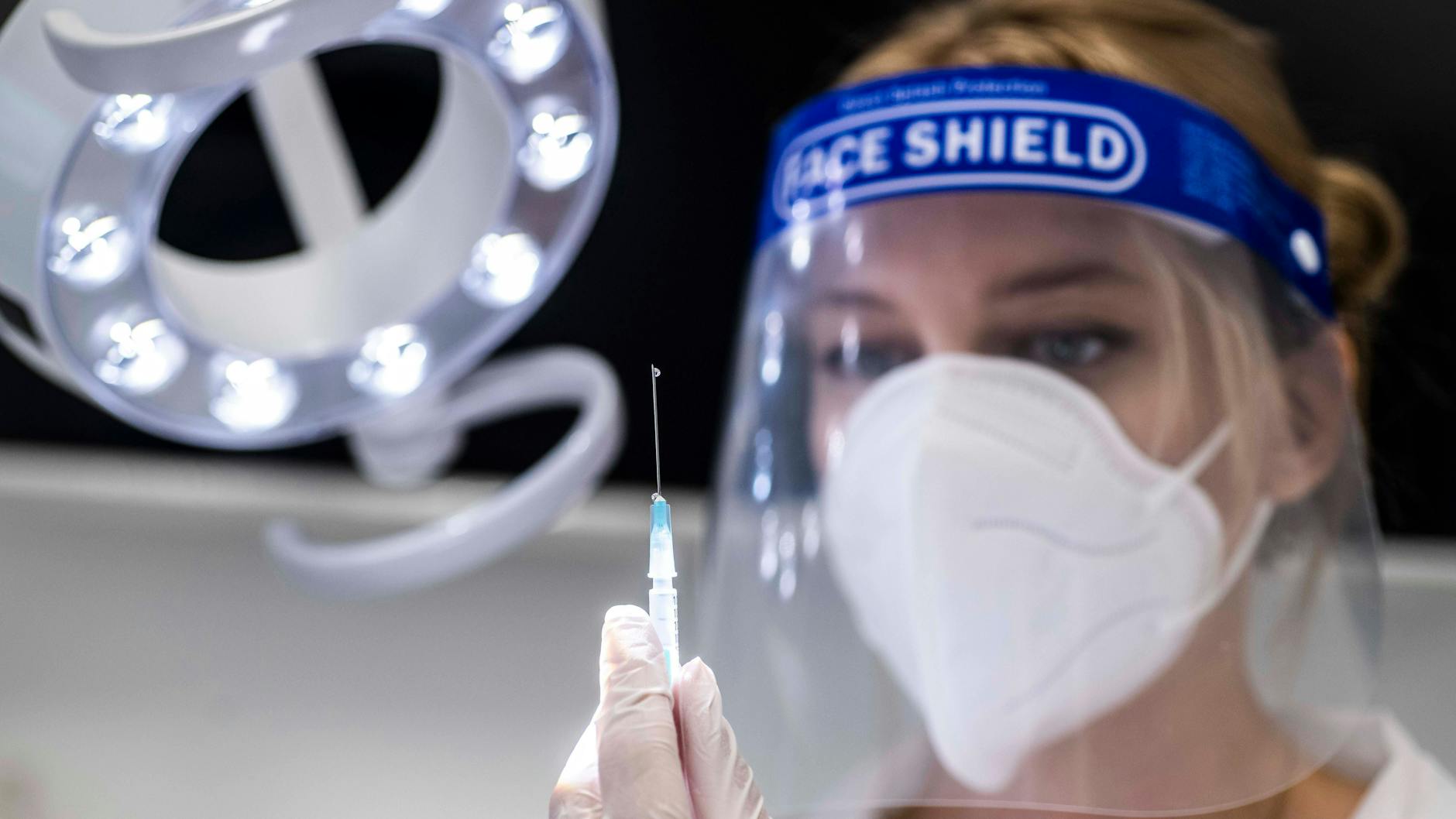 Eine Zahnärztin hält eine Spritze in der Hand (Symbolbild): Die Gesundheitsminister der Länder forcieren Corona-Impfungen in Zahnarztpraxen. 