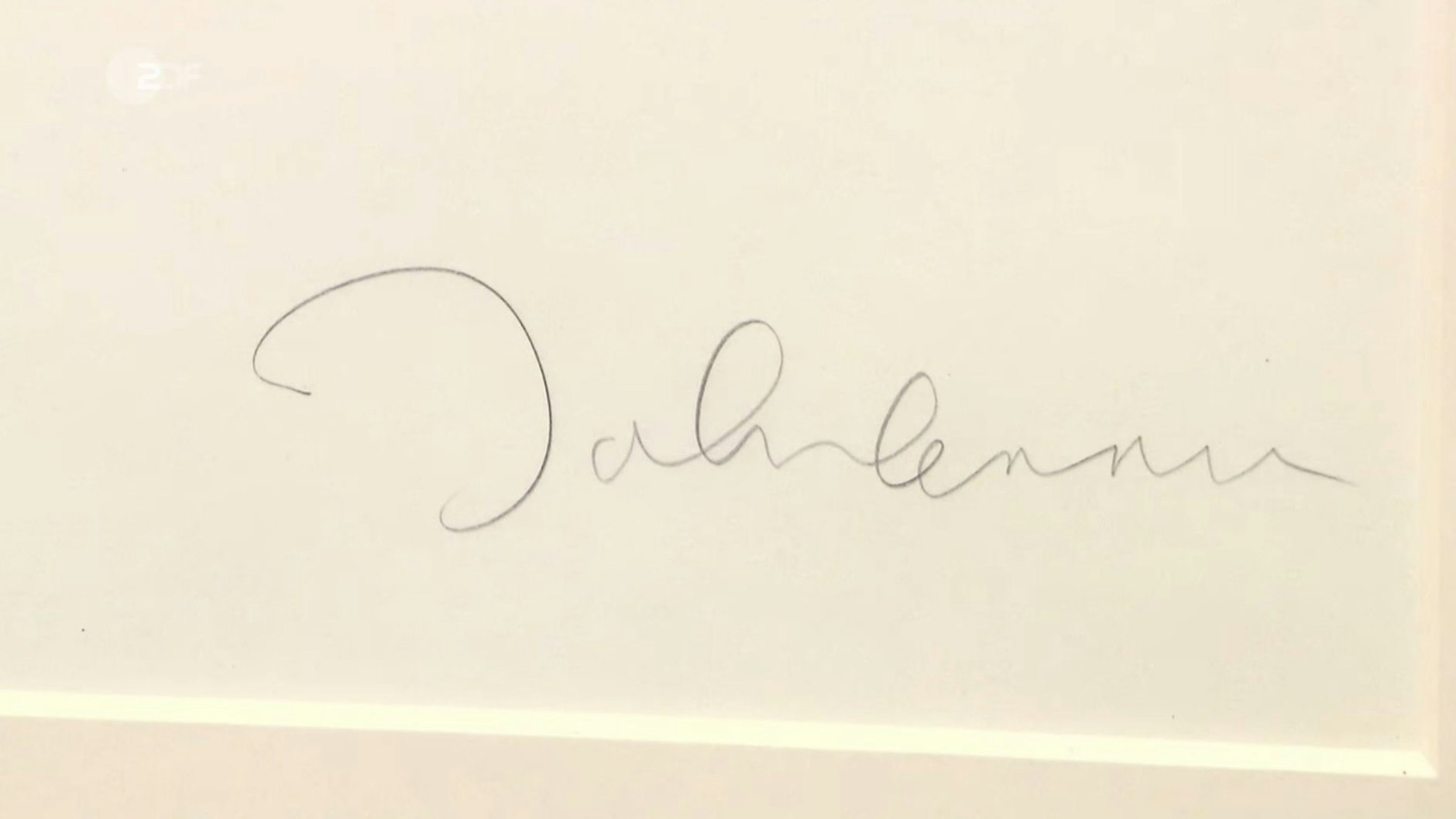 John Lennon hat das Bild, dass bei „Bares für Rares“ den Besitzer wechseln soll, original per Hand unterschrieben. 