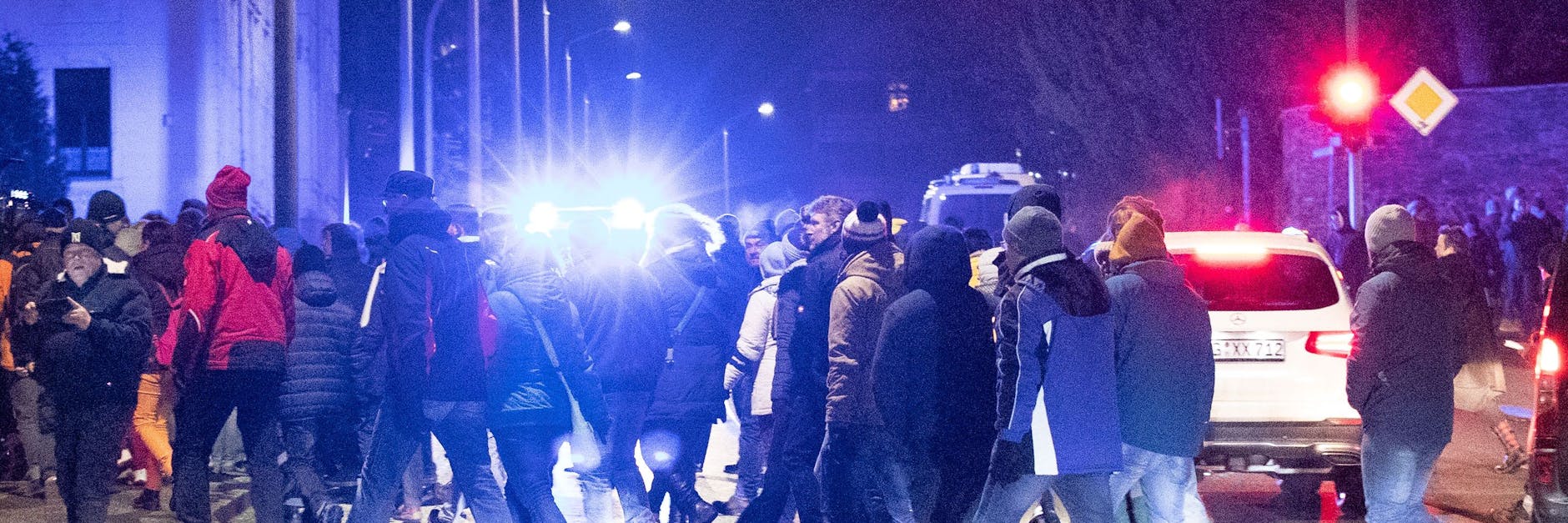 Auch in Freiberg demonstrierten mehrere Hundert Menschen gegen die Corona-Schutz-Maßnahmen. Die Polizei begleitete sie mit einem größerem Aufgebot.