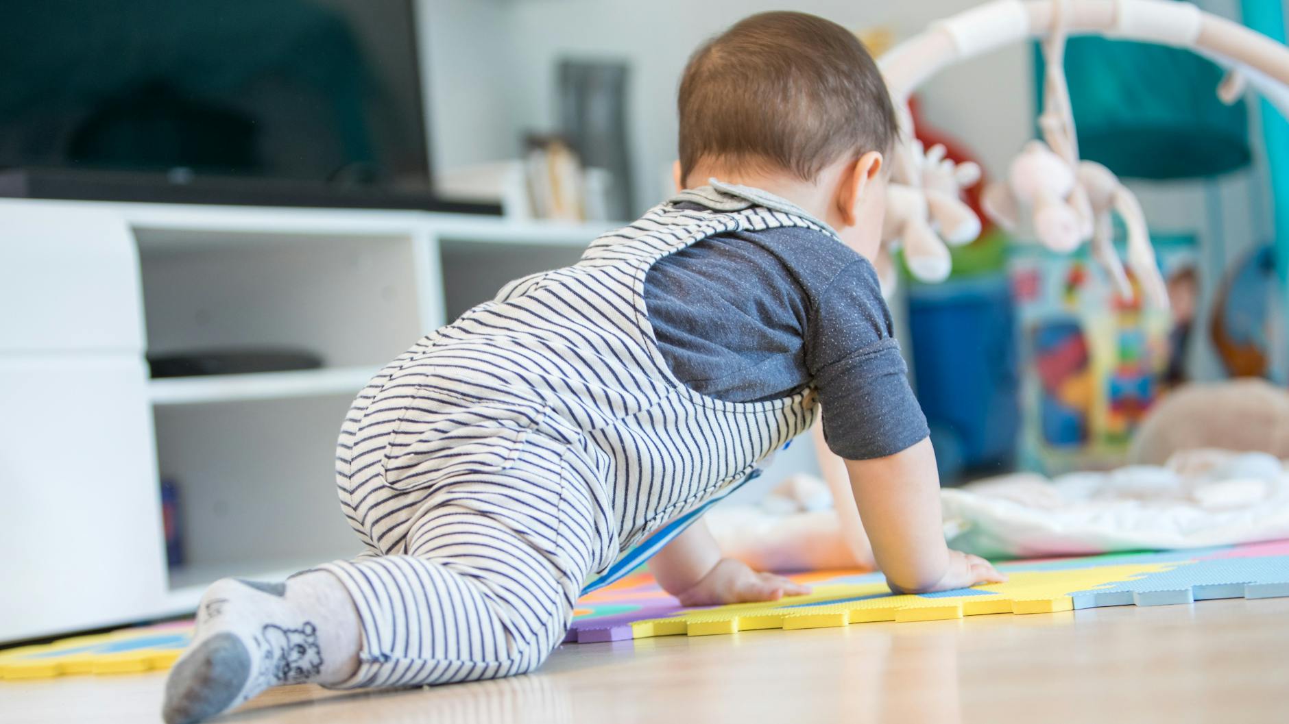 Krabbeln lernen Kinder in der Regel auch ohne Zusatzgeräte und Unterstützung.