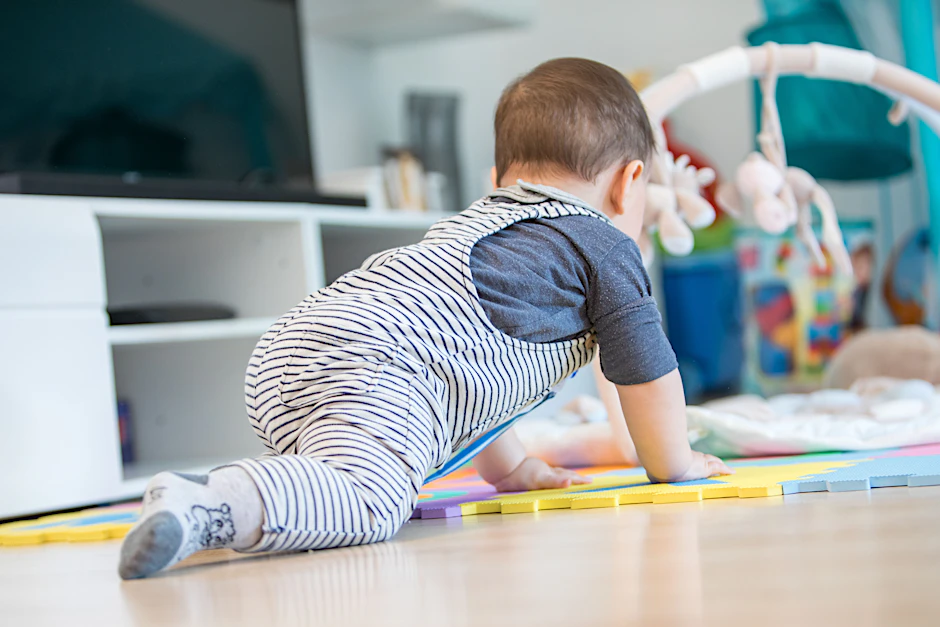 Krabbeln lernen Kinder in der Regel auch ohne Zusatzgeräte und Unterstützung.