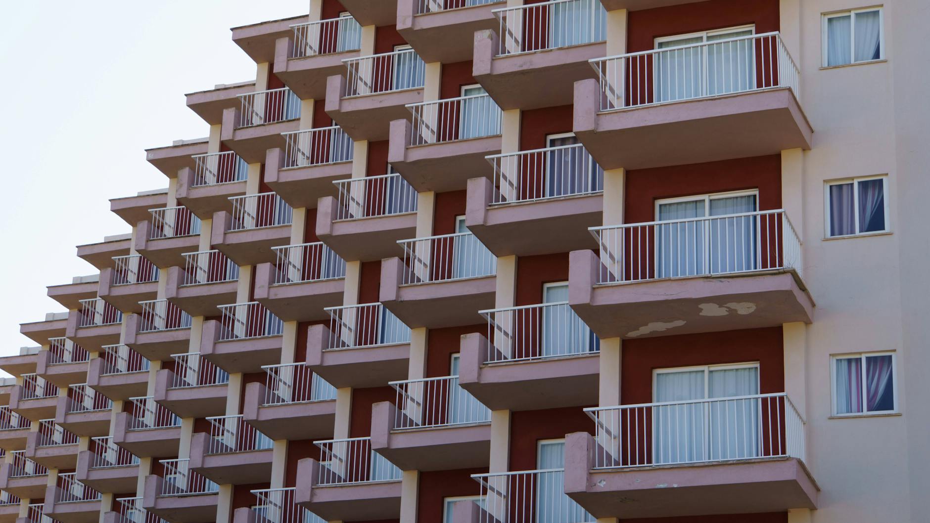 Ein Quarantäne-Hotel (Symbolbild): Ein Paar ist in Holland aus einer Unterkunft geflohen und wollte nach Spanien fliegen.