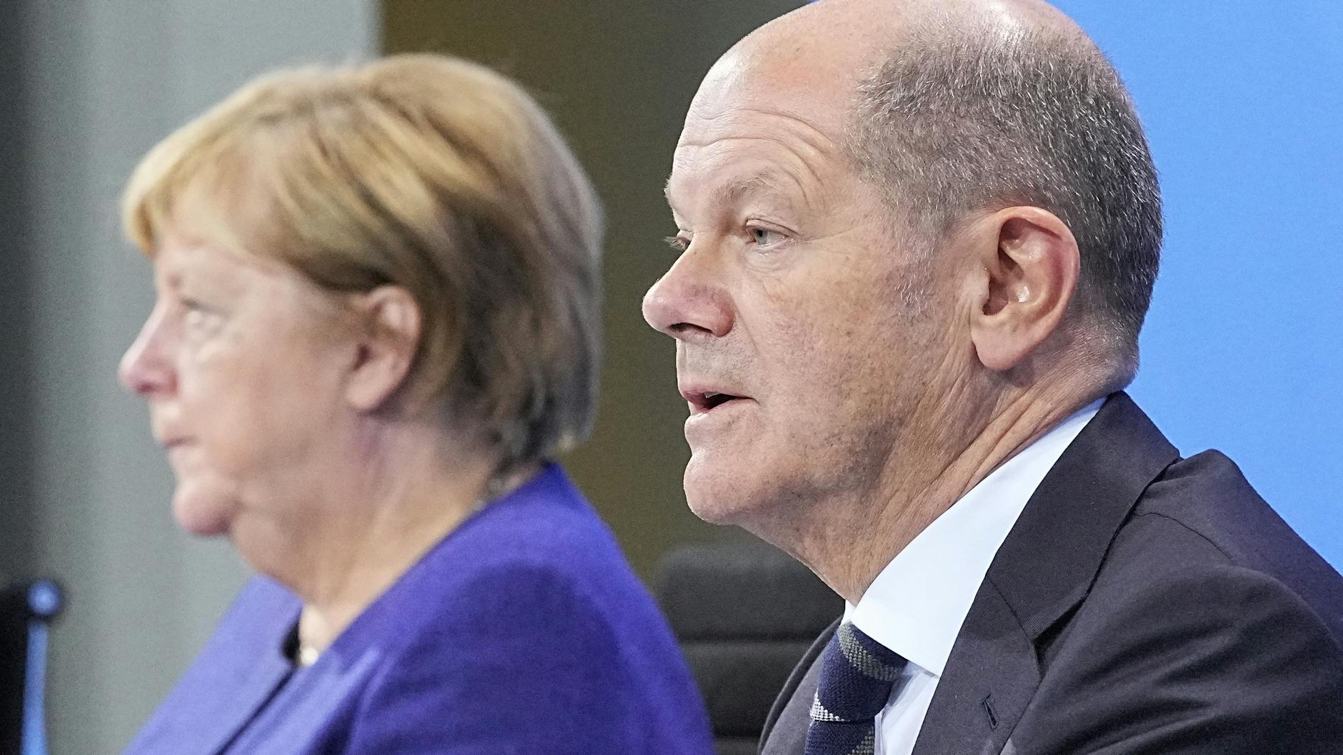 Angela Merkel und Olaf Scholz (Archivbild): Am Dienstag beraten sie mit den Ministerpräsidenten der Länder über eine Verschärfung der Corona-Maßnahmen.