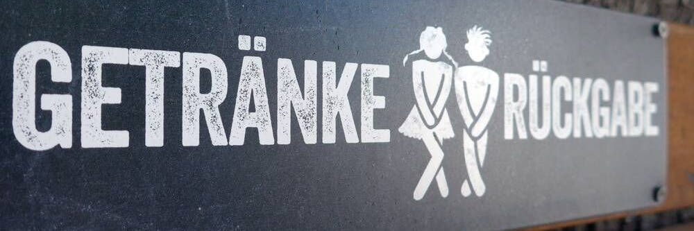 Wer zu Wassereinlagerungen neigt, sollte seinen Körper regelmäßig entwässern.