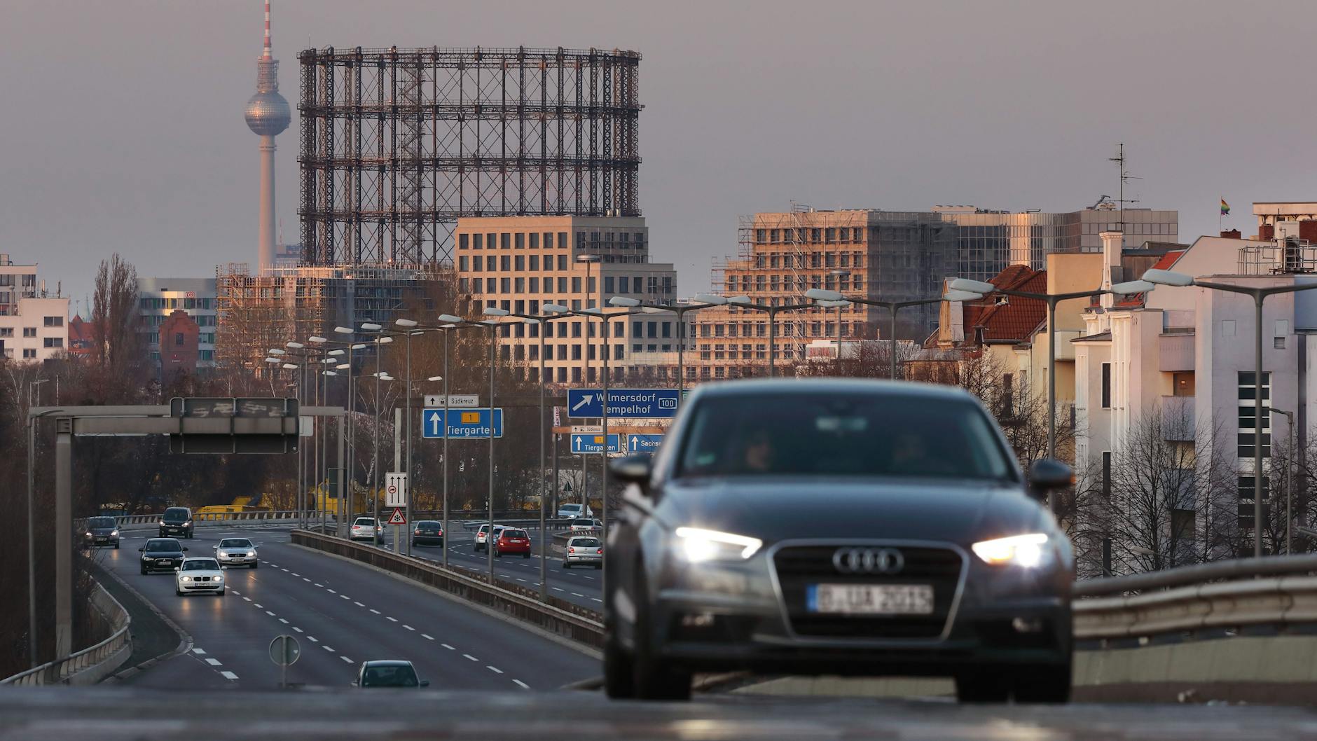 Stadtautobahn vor der Kulisse des alten Schöneberger Gasometers: Die A103 führt auf 3,7 Kilometern durch den Südwesten Berlins nach Steglitz. Nun soll ihr Rückbau geplant werden.