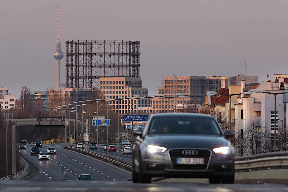 Stadtautobahn vor der Kulisse des alten Schöneberger Gasometers: Die A103 führt auf 3,7 Kilometern durch den Südwesten Berlins nach Steglitz. Nun soll ihr Rückbau geplant werden.