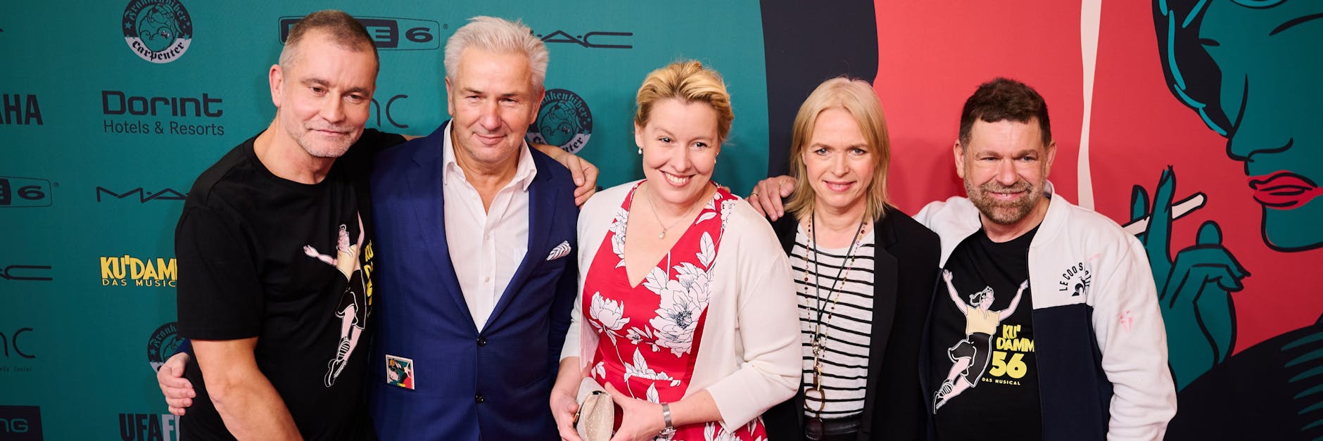 Berlin: Ulf Leo Sommer (v. li.), Musiker und Produzent, Klaus Wowereit, ehemaliger Regierender Bürgermeister von Berlin, Franziska Giffey (SPD), zukünftige Regierende Bürgermeisterin von Berlin, Annette Hess, Drehbuchautorin, und Peter Plate, Musiker und Produzent, kommen zu der Premiere des Musicals „Ku’damm 56“ im Stage Theater des Westens.