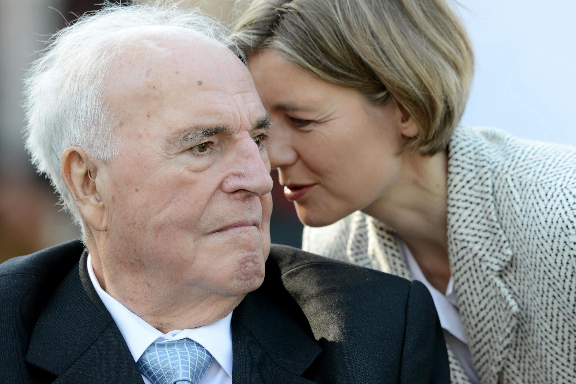 Maike Kohl-Richter flüstert ihrem Mann Helmut Kohl 2013 etwas ins Ohr. Der Altkanzler war nach einem Sturz 2008 schwer gehandicapt, saß bis zu seinem Tod meist im Rollstuhl und konnte kaum noch sprechen.