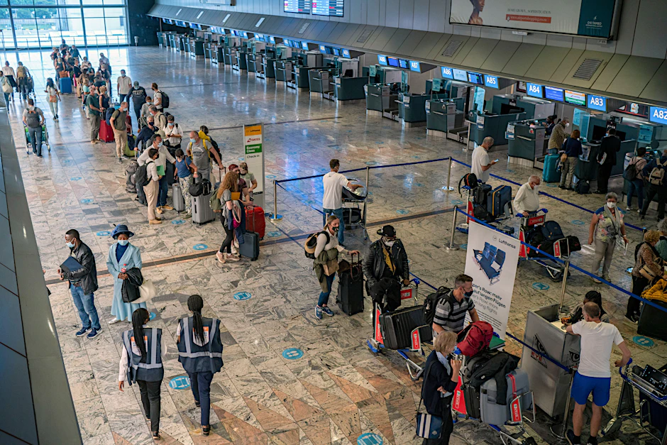 29.11.2021, Südafrika, Johannesburg: Passagiere checken am Lufthansa-Schalter auf dem O.R. Tambo-Flughafen ein.&nbsp;