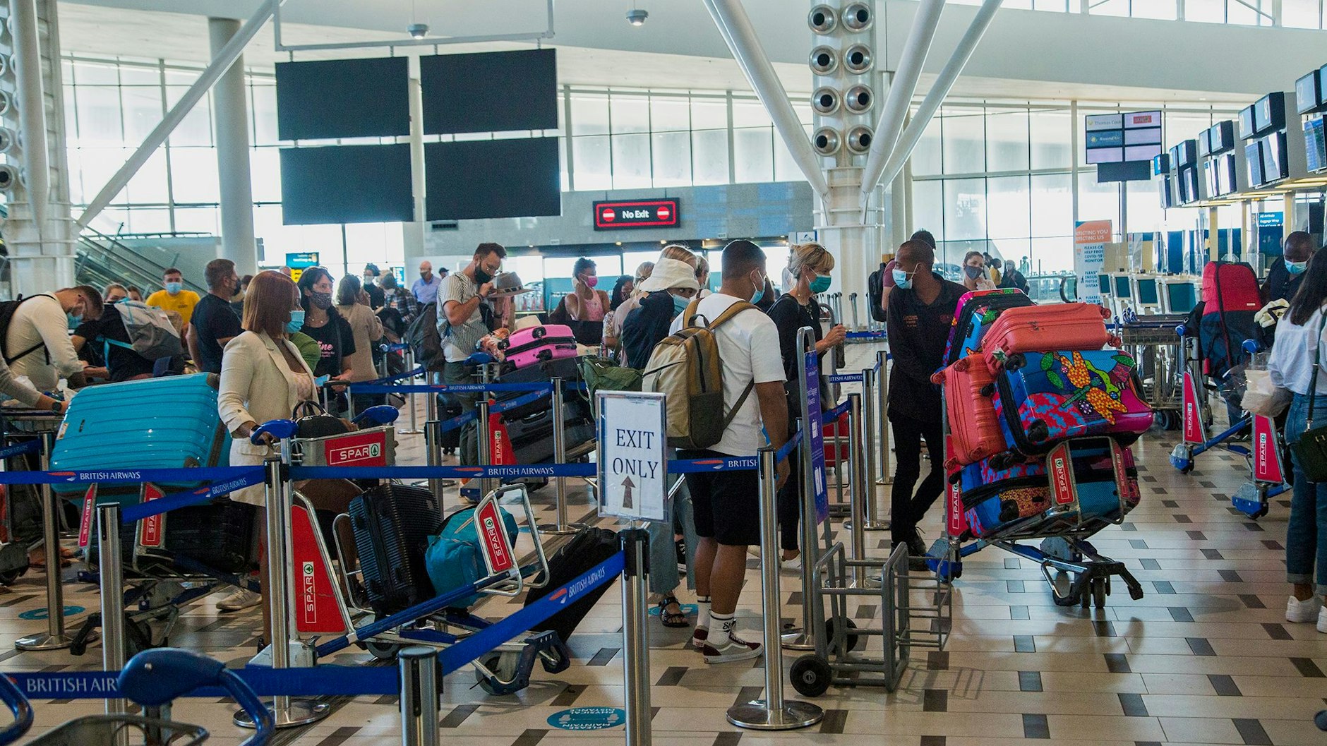 Reisende checken am internationalen Flughafen von Kapstadt ein (Symbolbild): Die Weltgesundheitsorganisation (WHO) hat die zunächst im Süden Afrikas entdeckte Omikron-Variante als „besorgniserregend“ eingestuft.