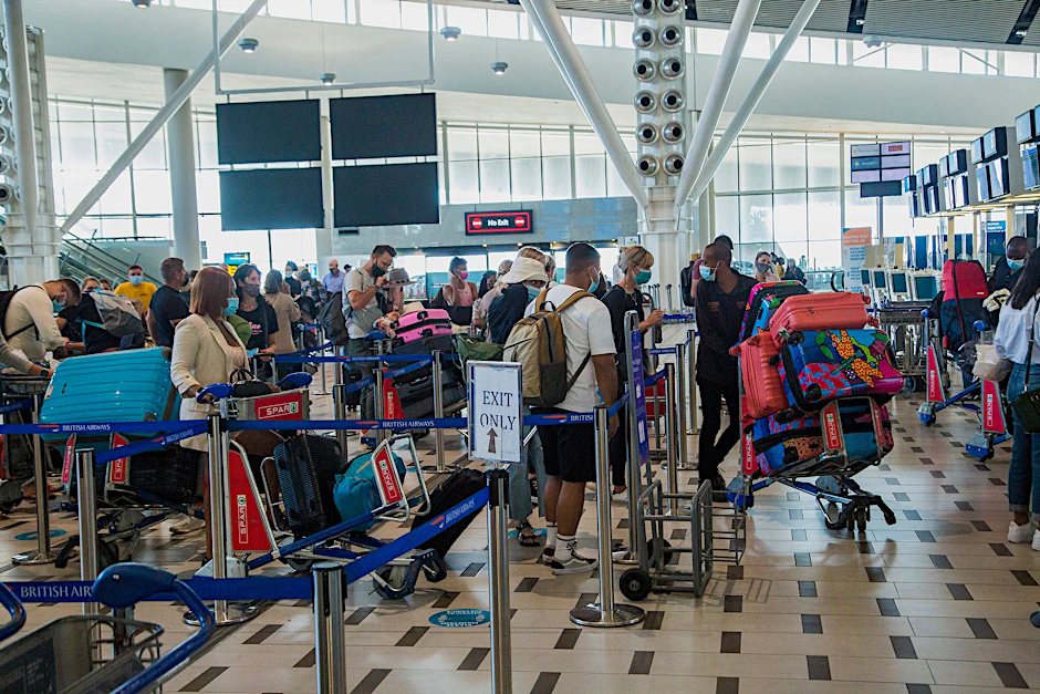 Reisende checken am internationalen Flughafen von Kapstadt ein (Symbolbild): Die Weltgesundheitsorganisation (WHO) hat die zunächst im Süden Afrikas entdeckte Omikron-Variante als „besorgniserregend“ eingestuft.