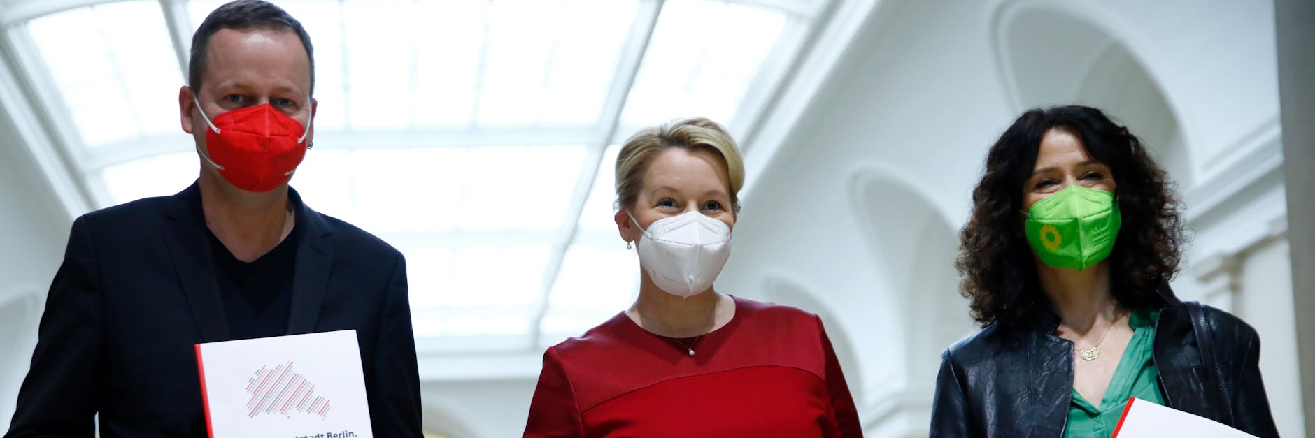 Klaus Lederer, Spitzenkandidat die Linke, Franziska Giffey Landesvorsitzende und Spitzenkanidatin der SPD, und Bettina Jarasch, Spitzenkandidatin von Bündnis 90/Die Grünen, bei der Vorstellung des Koalitionsvertrages.