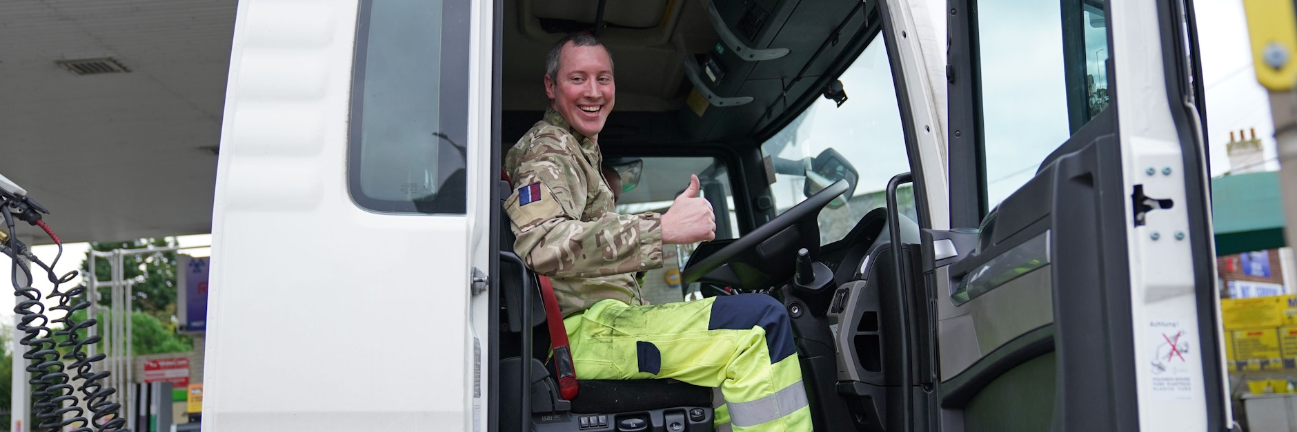 Ein britischer Soldat am Steuer eines Tanklastwagens. Seit Anfang Oktober helfen die Streitkräfte bei der Versorgung von Tankstellen mit Treibstoff.
