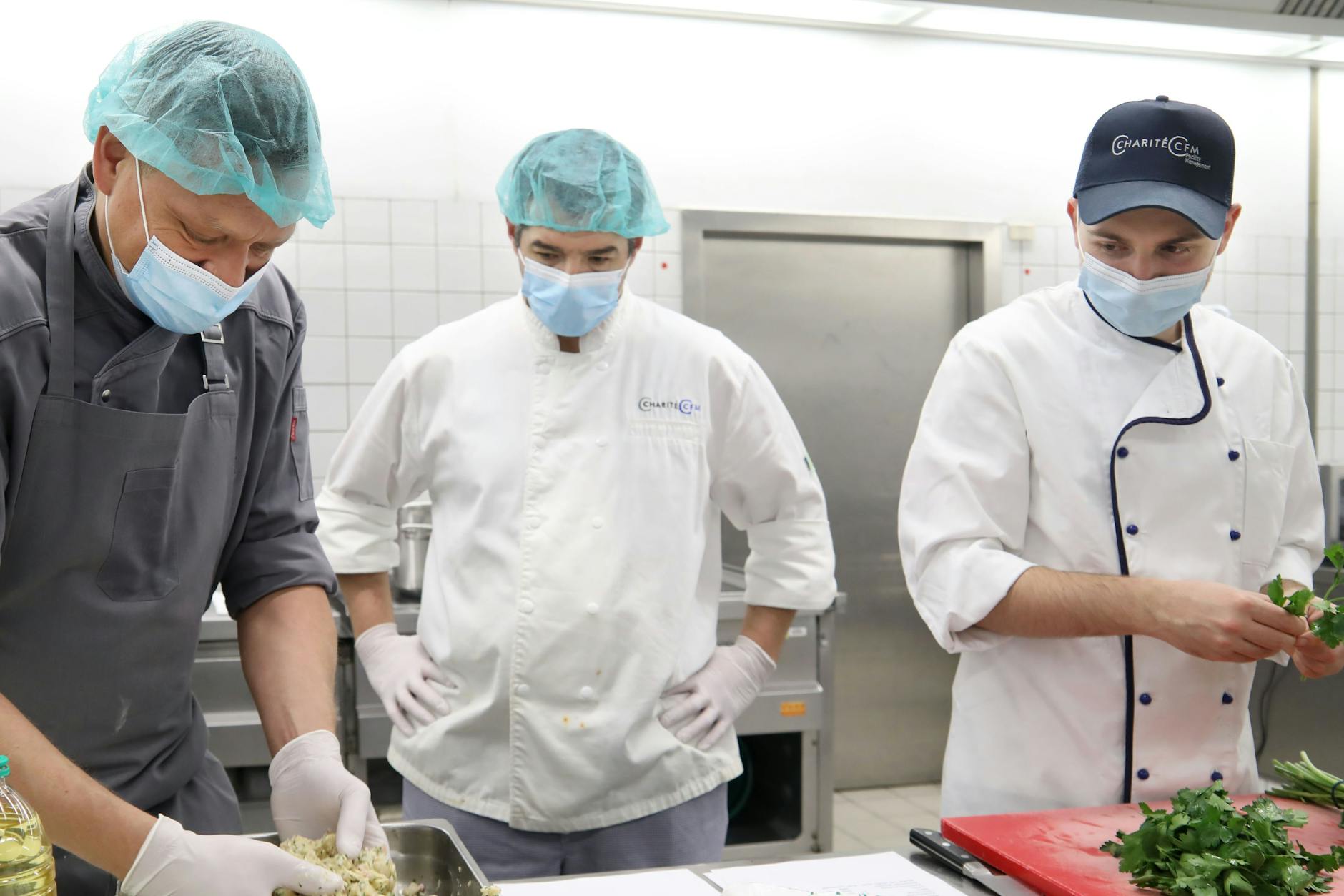 Sternekoch Alexander Koppe (li.) mit Nikifor Licnov (Mitte) und Yannick Roos beim Probekochen: Hier bereiten die Köche gerade die Serviettenknödel vor.