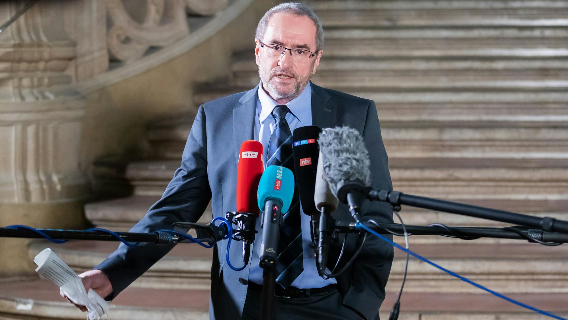 Oberstaatsanwalt Günter Sohnrey berichtete im Kriminalgericht Moabit über den Fahndungserfolg.