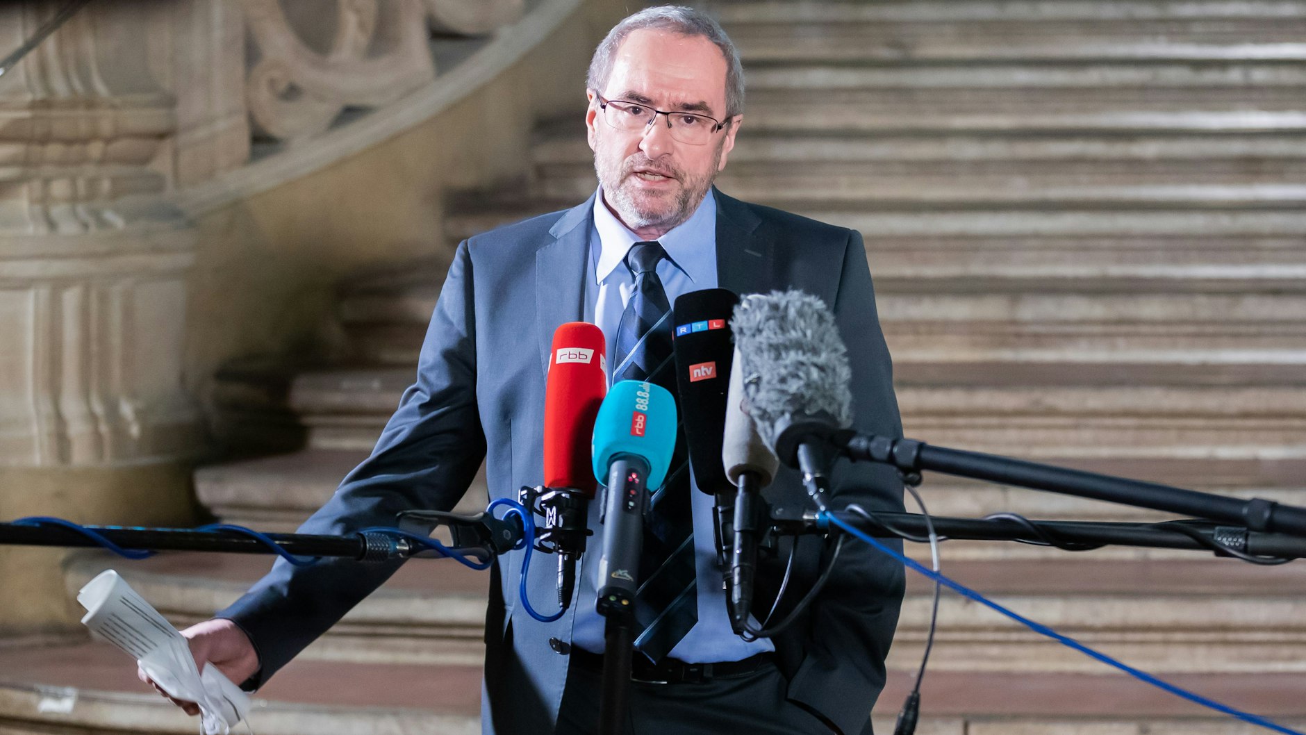 Oberstaatsanwalt Günter Sohnrey berichtete im Kriminalgericht Moabit über den Fahndungserfolg.