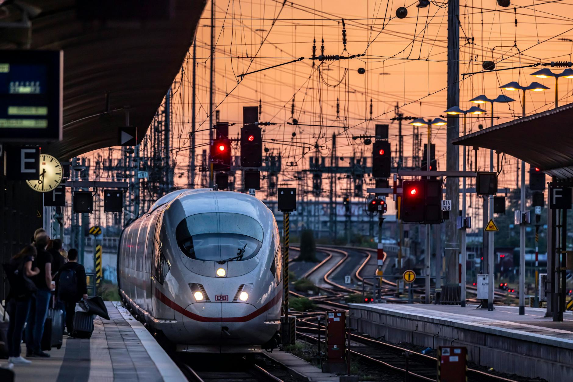 Hauptbahnhof Frankfurt am Main. Gleisvorfeld mit Zügen. Einfahrender ICE