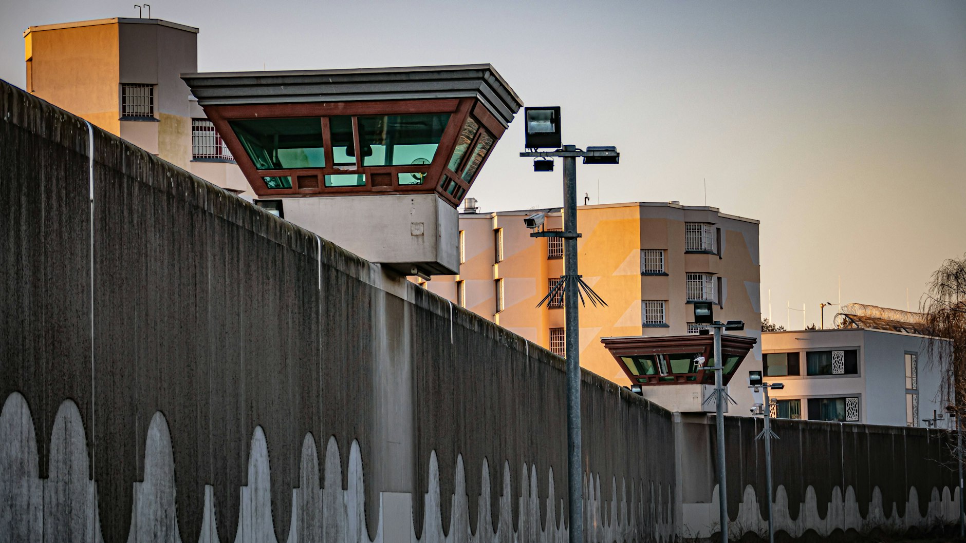 Neue Mauern, alte Mauern: Dahinter hat die Justizvollzugsanstalt Tegel Platz für insgesamt 867 Häftlinge. Seit 1968 gibt es die Gefängniszeitschrift Der Lichtblick.
