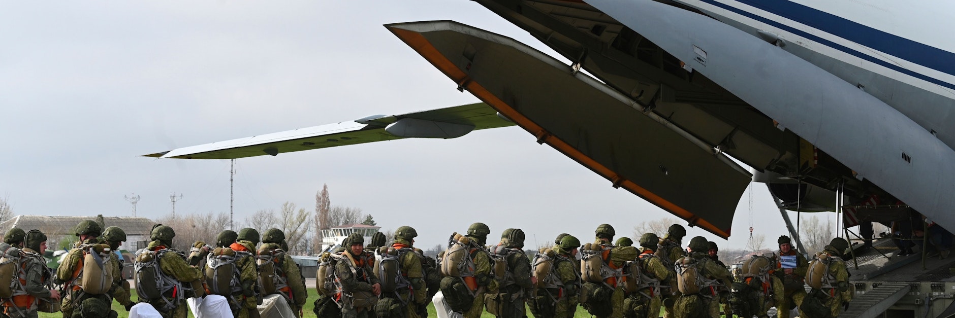 Bereits im Frühjahr 2021 gab es russische Großmanöver nahe der Ukraine. Ende April wurden die Truppen zurückgezogen, ihr Kriegsgerät soll aber geblieben sein.