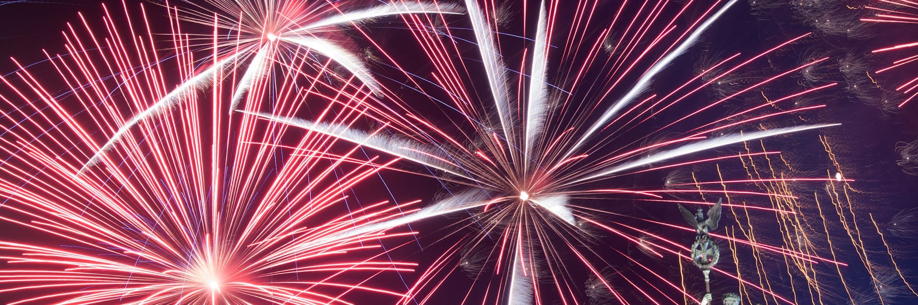 Ein Feuerwerk ist während Deutschlands größter Silvesterparty hinter dem Brandenburger Tor zu sehen. Fällt der Lichterzauber 2021 wieder bescheiden aus? 