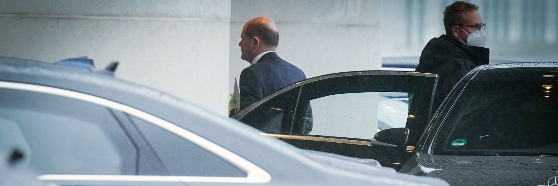 Olaf Scholz (SPD) betritt zur Corona-Krisenrunde das Kanzleramt, zu dessen Hausherren er kommende Woche gewählt werden will. 