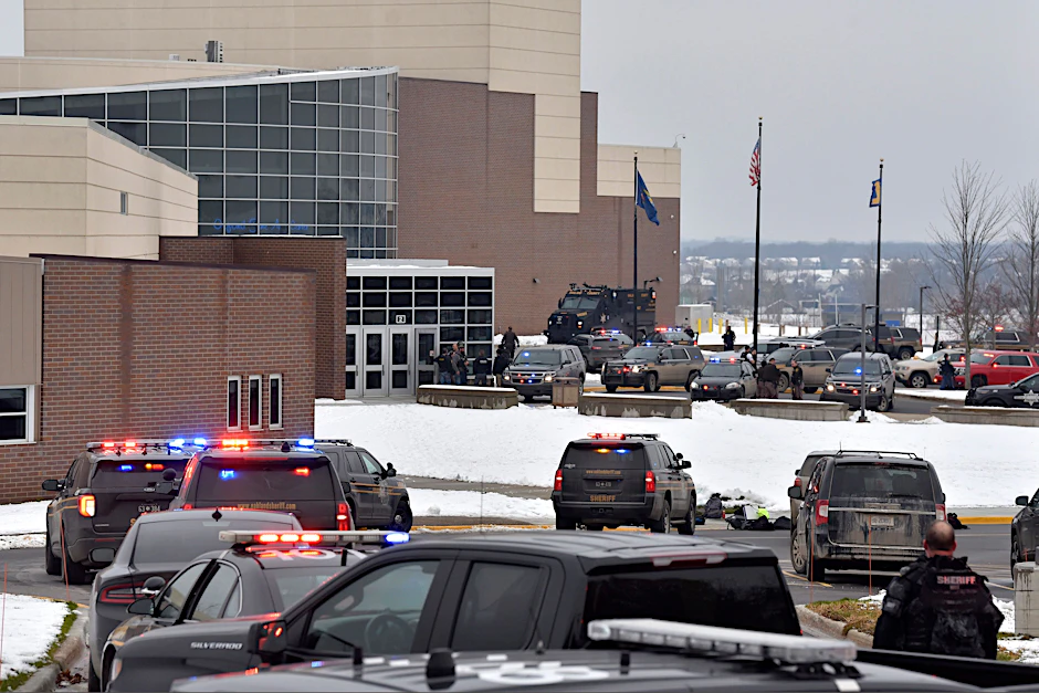 Mehrere Polizeiautos stehen vor der&nbsp;Oxford High School nördlich von Detroit.