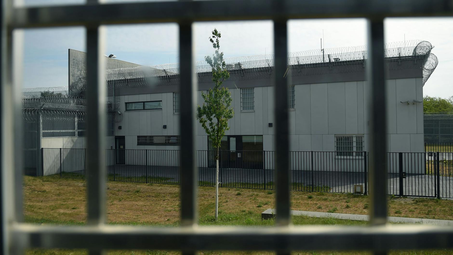Aussicht im Lockown. Blick durch vergitterte Fenster in der Justizvollzugsanstalt (JVA) Heidering bei Berlin.
