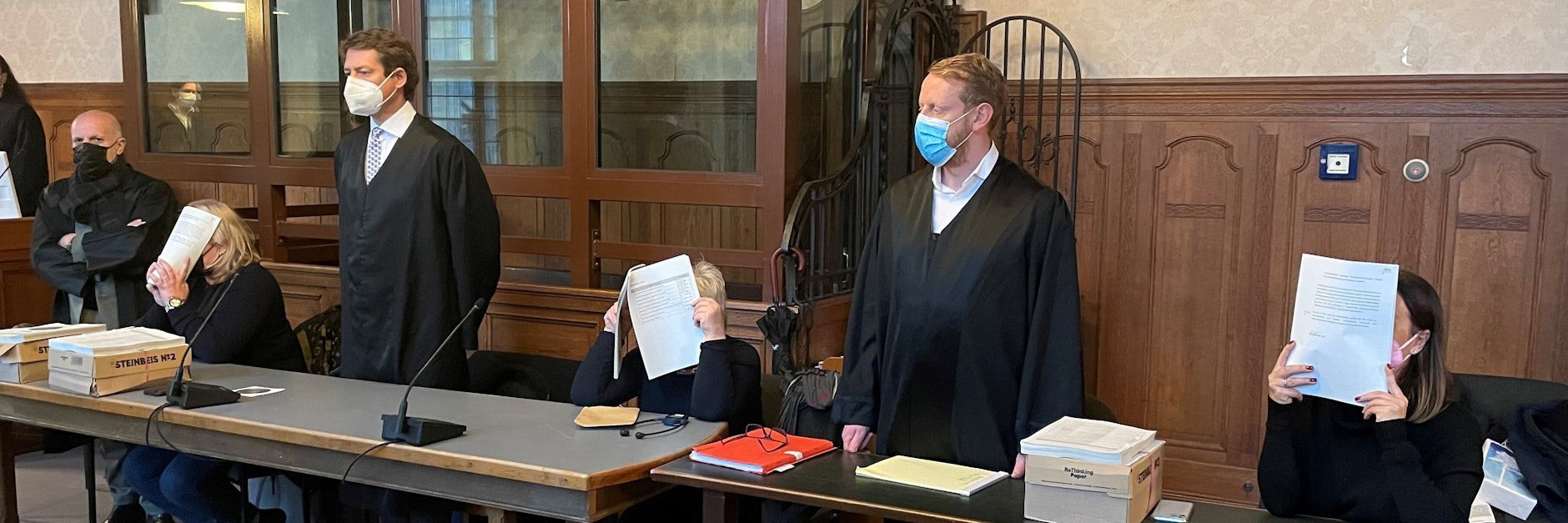 In die eigene Tasche gepflegt: Ex-Pflegedienst-Chefin Ekaterina S. (46, links, blond), in der Mitte ihre Mutter Zinaida K. (72) und rechts ihre Schwester Karina N. (41, dunkelhaarig).