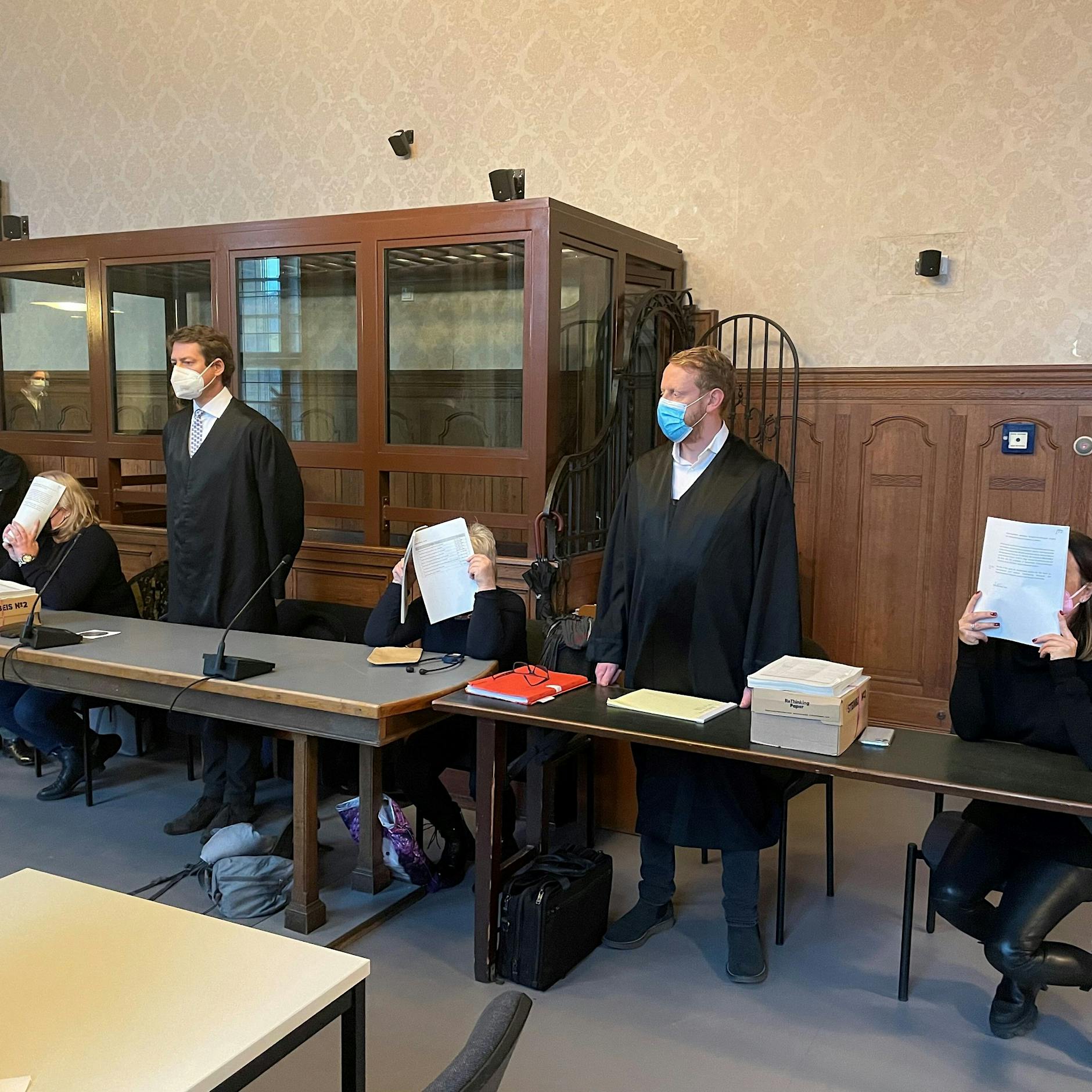 Mutter und Töchter vor Gericht: Hat dieses Pflege-Trio 700.000 Euro in die eigene Tasche gepflegt?